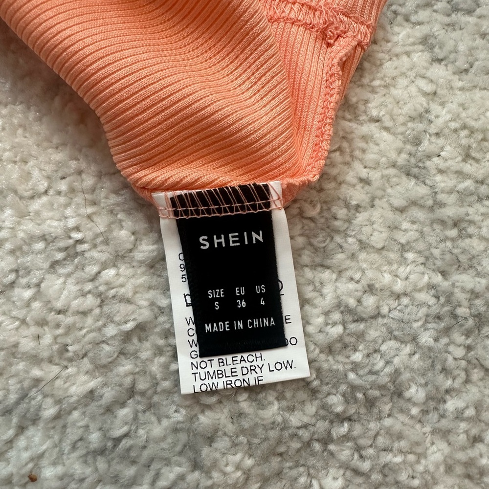Basic shein tank - Picture 3 of 3